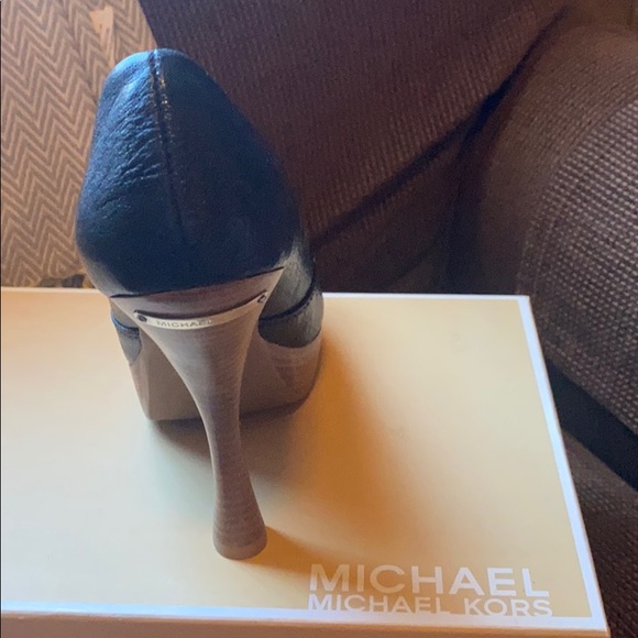 Michael Kors Belinda Pump - Picture 2 of 5